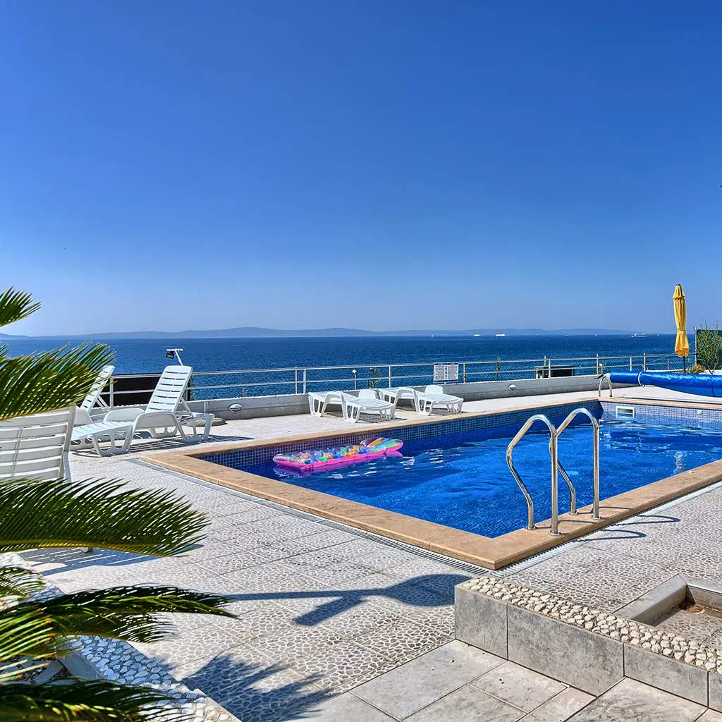Pool and outdoor area — Seaside Apartments